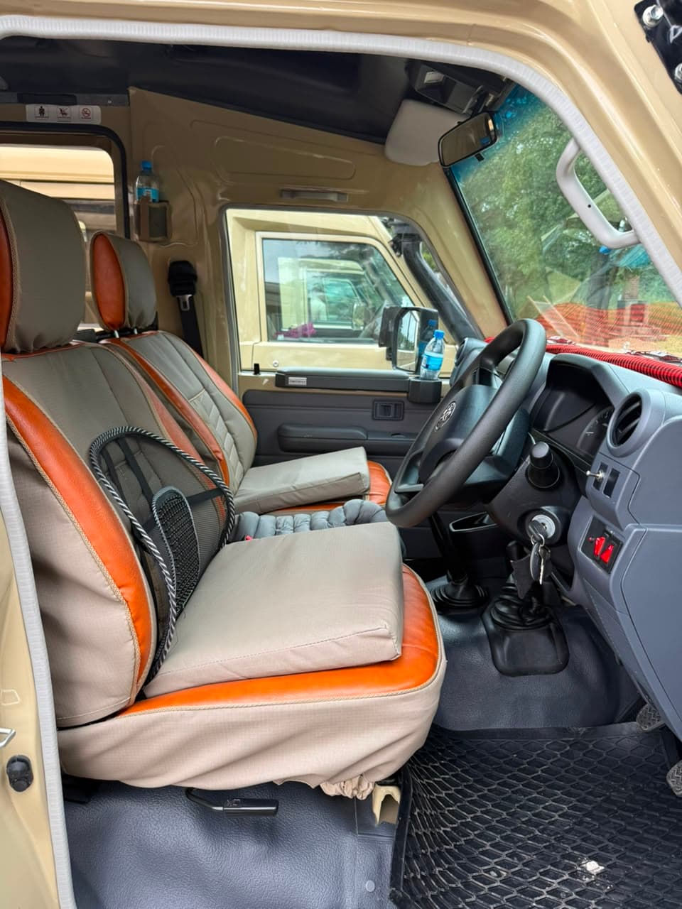 Closed vehicle with pop-up roof